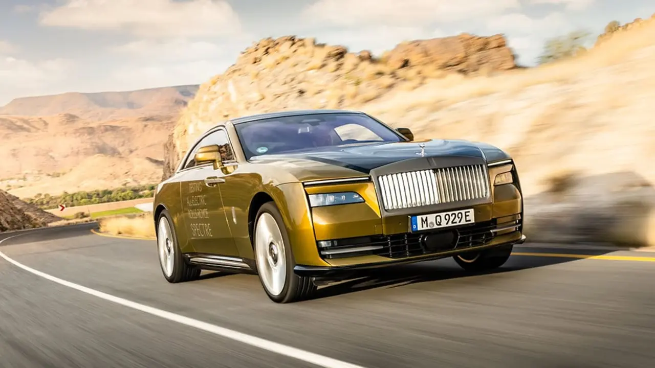 Rolls Royce Spectre color dorado