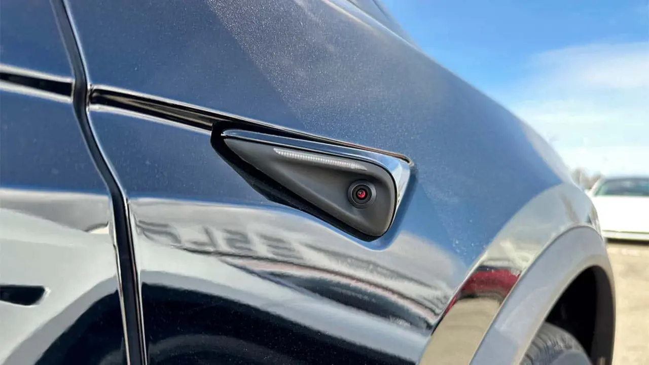 Foto de las nuevas c&aacute;maras de Tesla con el Hardware 4
