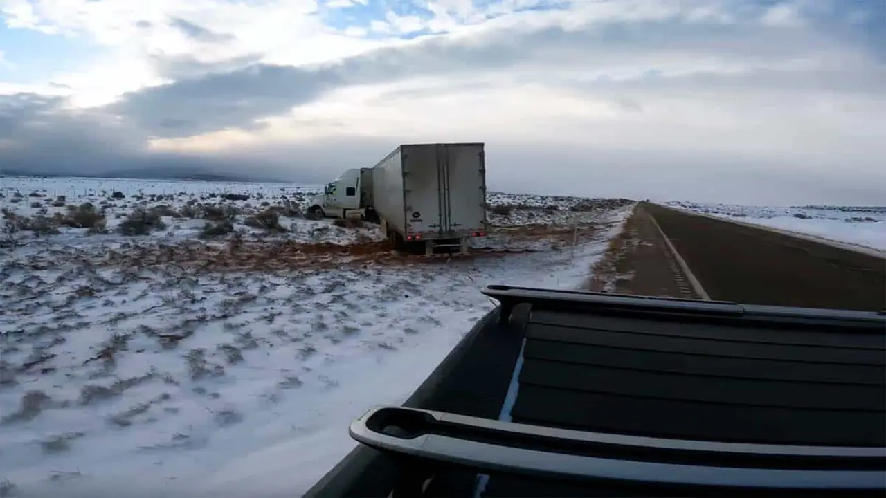 Rivian R1T remolcando cami&oacute;n el&eacute;ctrico