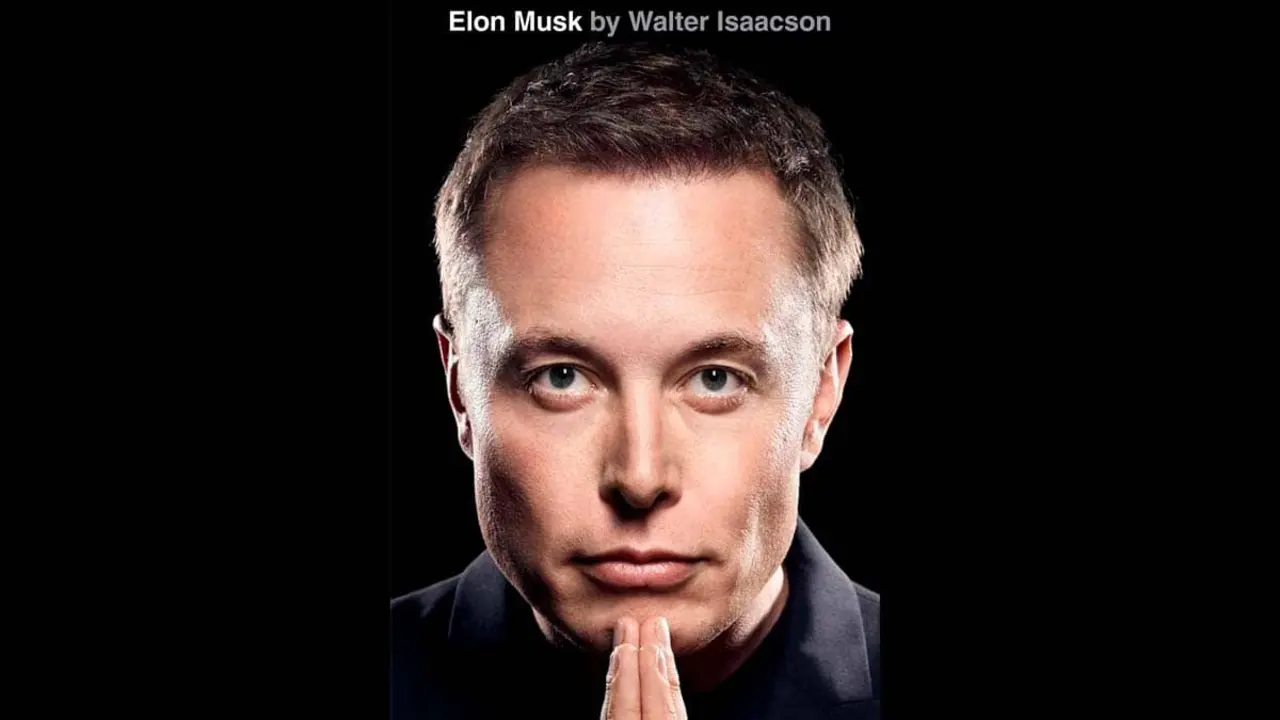 Retrato de Elon Musk con expresi&oacute;n concentrada y fondo negro. Destaca la innovaci&oacute;n en movilidad y coches el&eacute;ctricos.