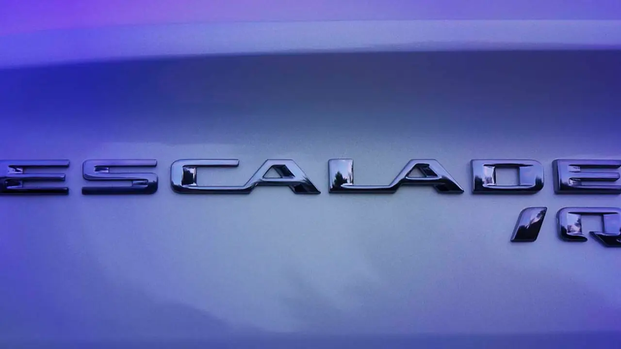 Cadillac-Escalade-IQ_insignia