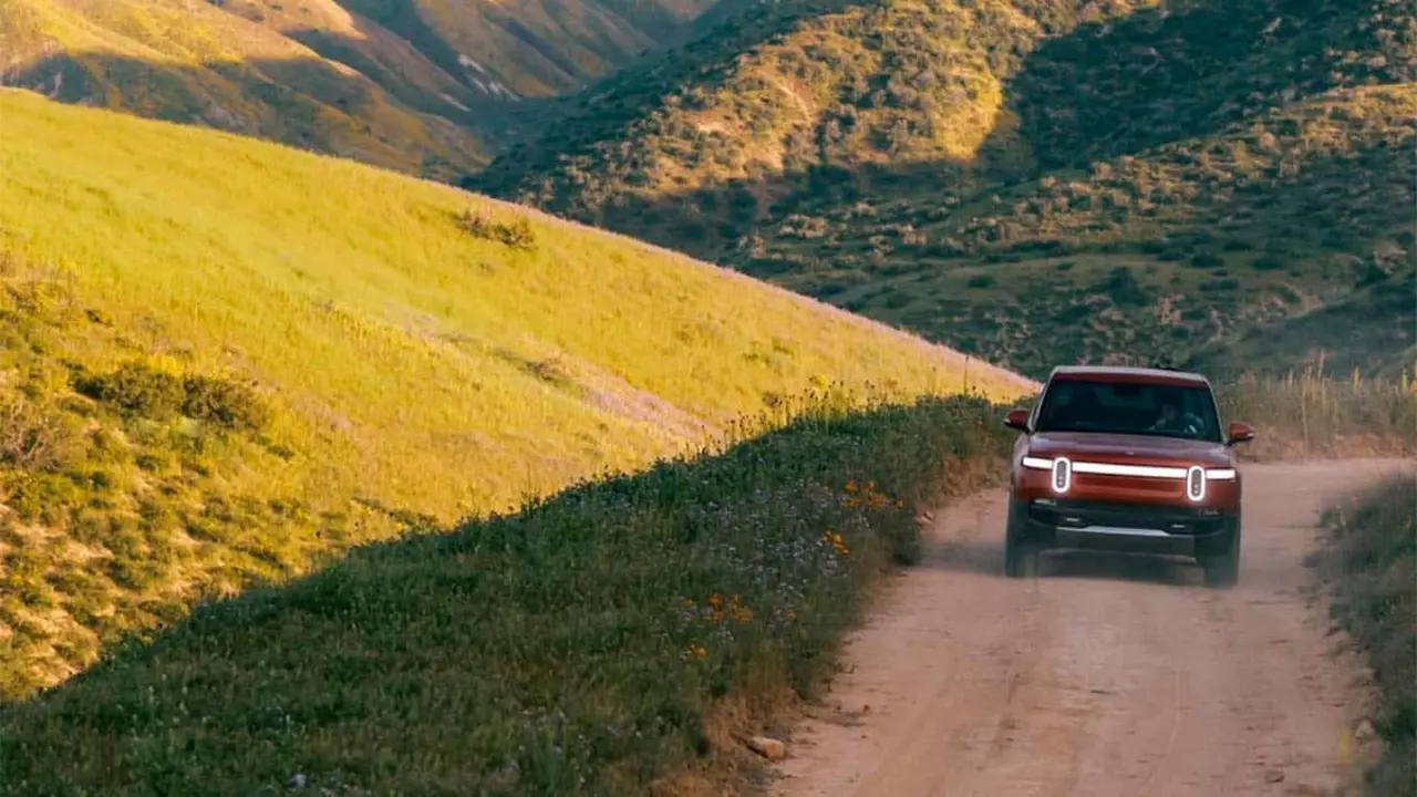 Rivian R1T circulando por un camino de tierra
