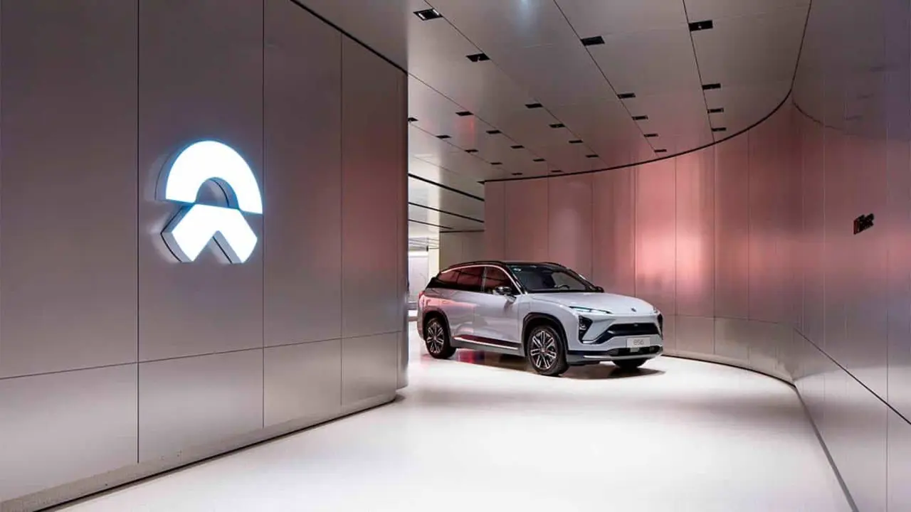 Foto de una tienda de NIO con el logotipo iluminado