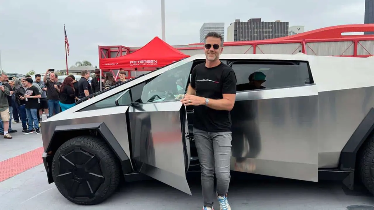 Tesla Cybertruck y su dise&ntilde;ador, Franz von Holzhausen