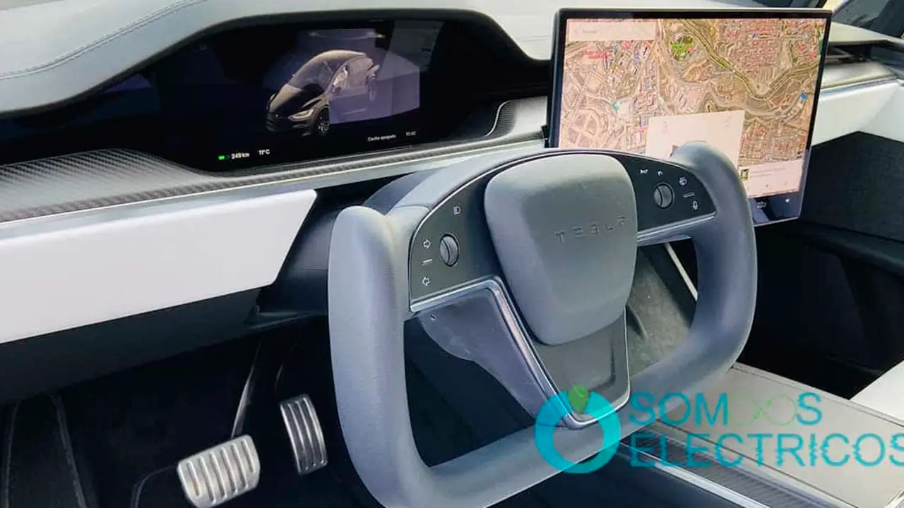 Volante-Yoke-Tesla-Model-X-Plaid_SomosElectricos