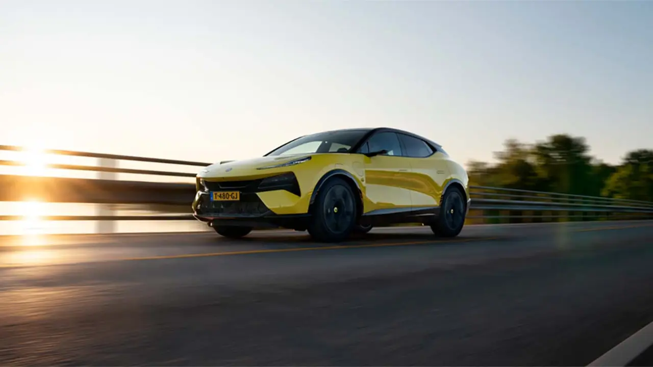 Foto del Lotus Eletre de color amarillo circulando por la carretera 