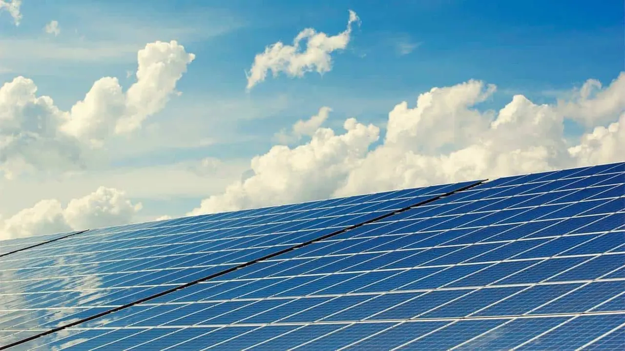 Paneles solares con cielo cubierto de nubes