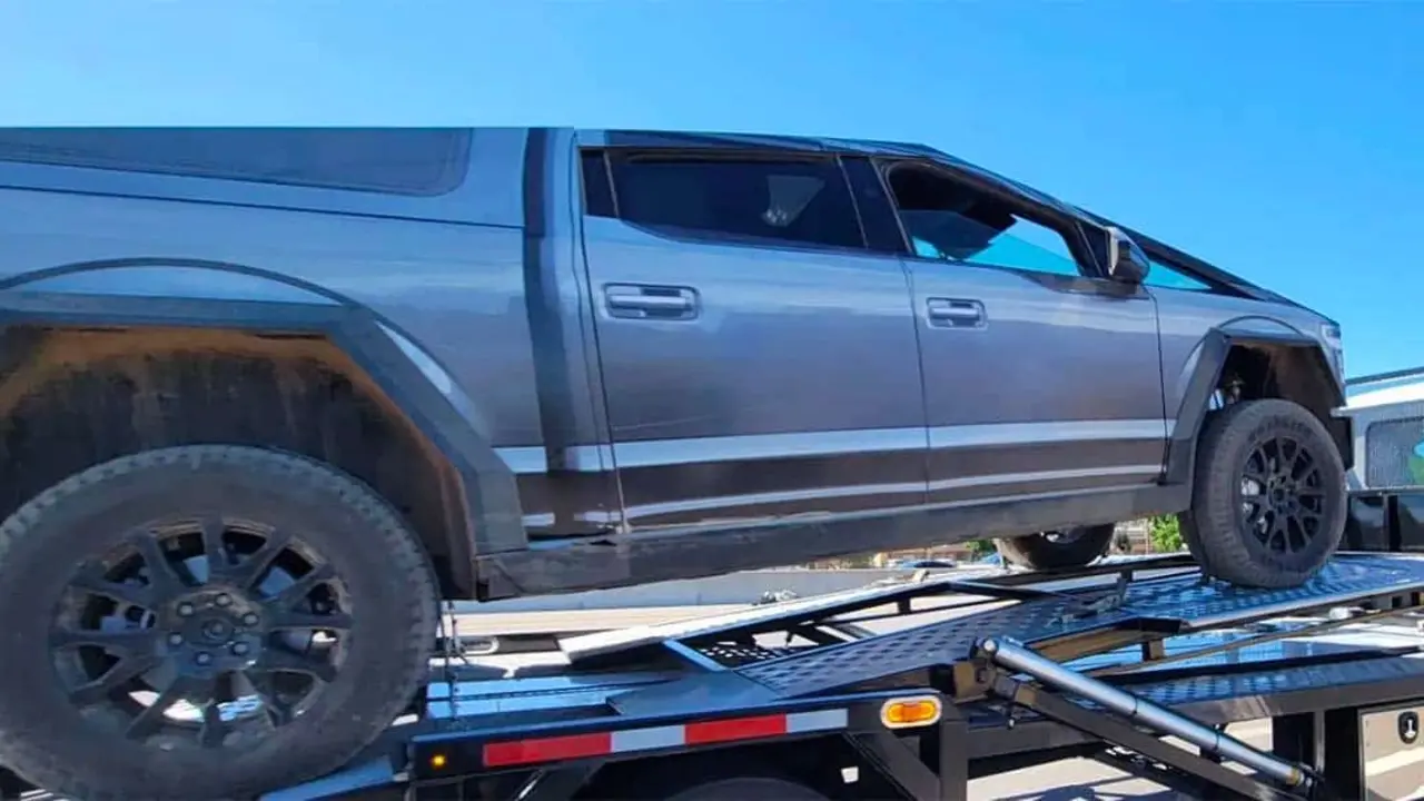 Tesla Cybertruck camuflada con dise&ntilde;o Ford F-150 Lightning