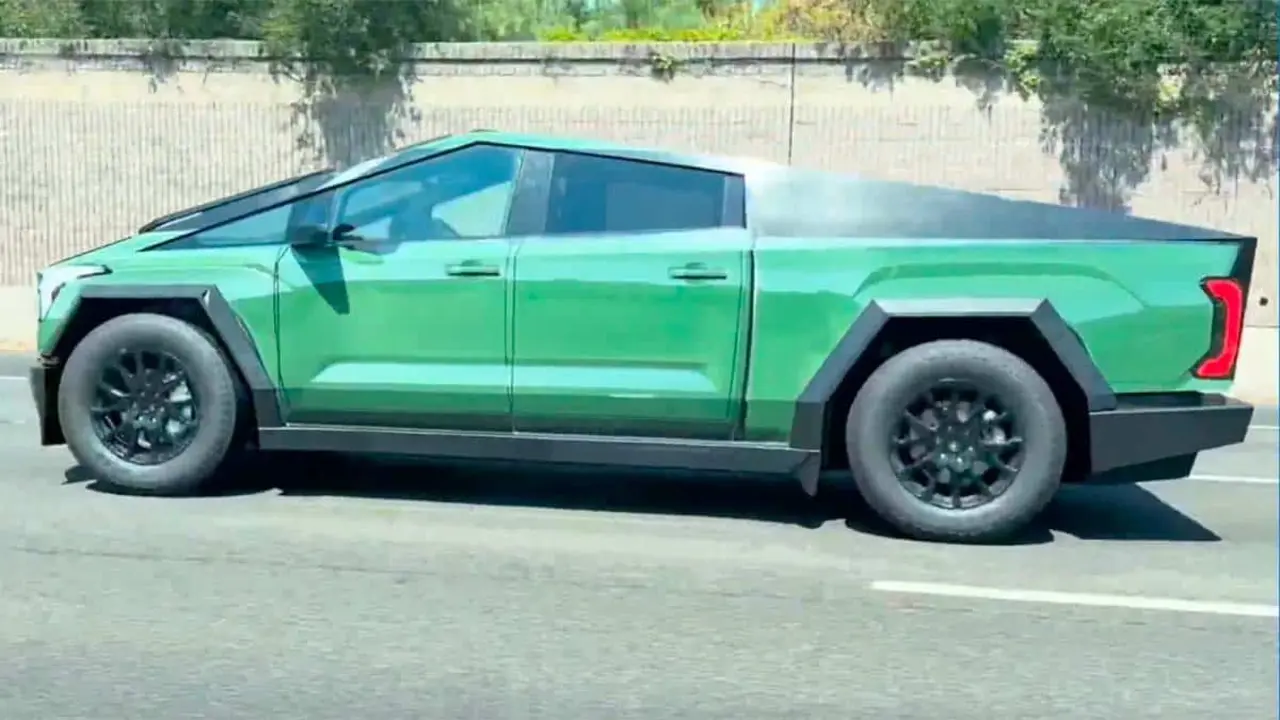 Tesla Cybertruck con vinilo de una Toyota Tundra