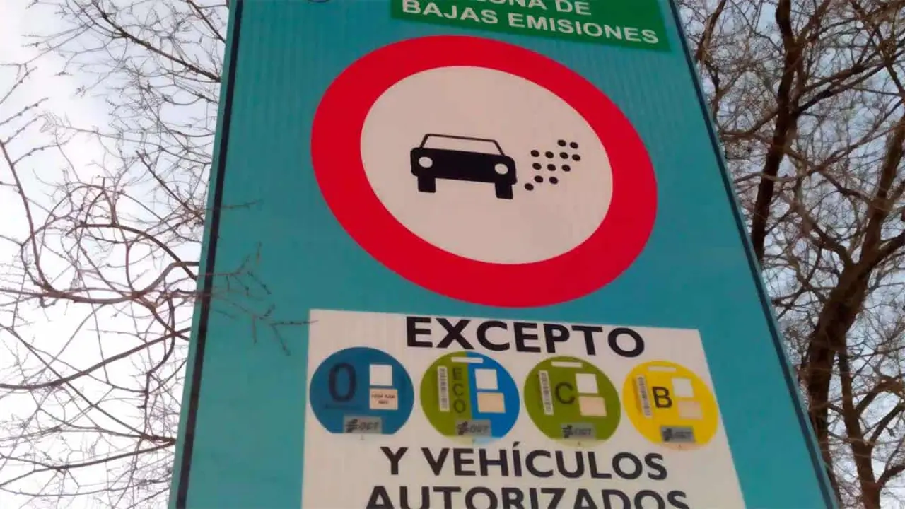 Se&ntilde;al de Zona de Bajas Emisiones (ZBE) en Espa&ntilde;a