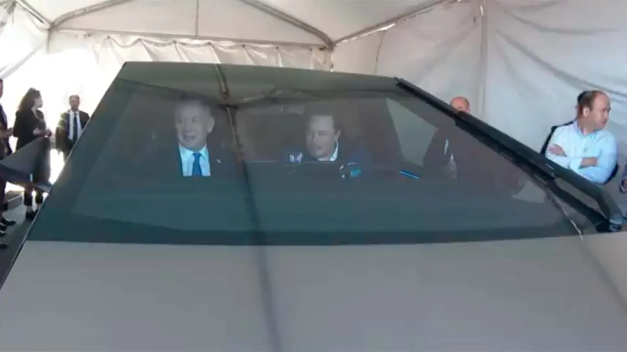 Primer Ministro Israel montado en la Tesla Cybertruck conducida por Elon Musk