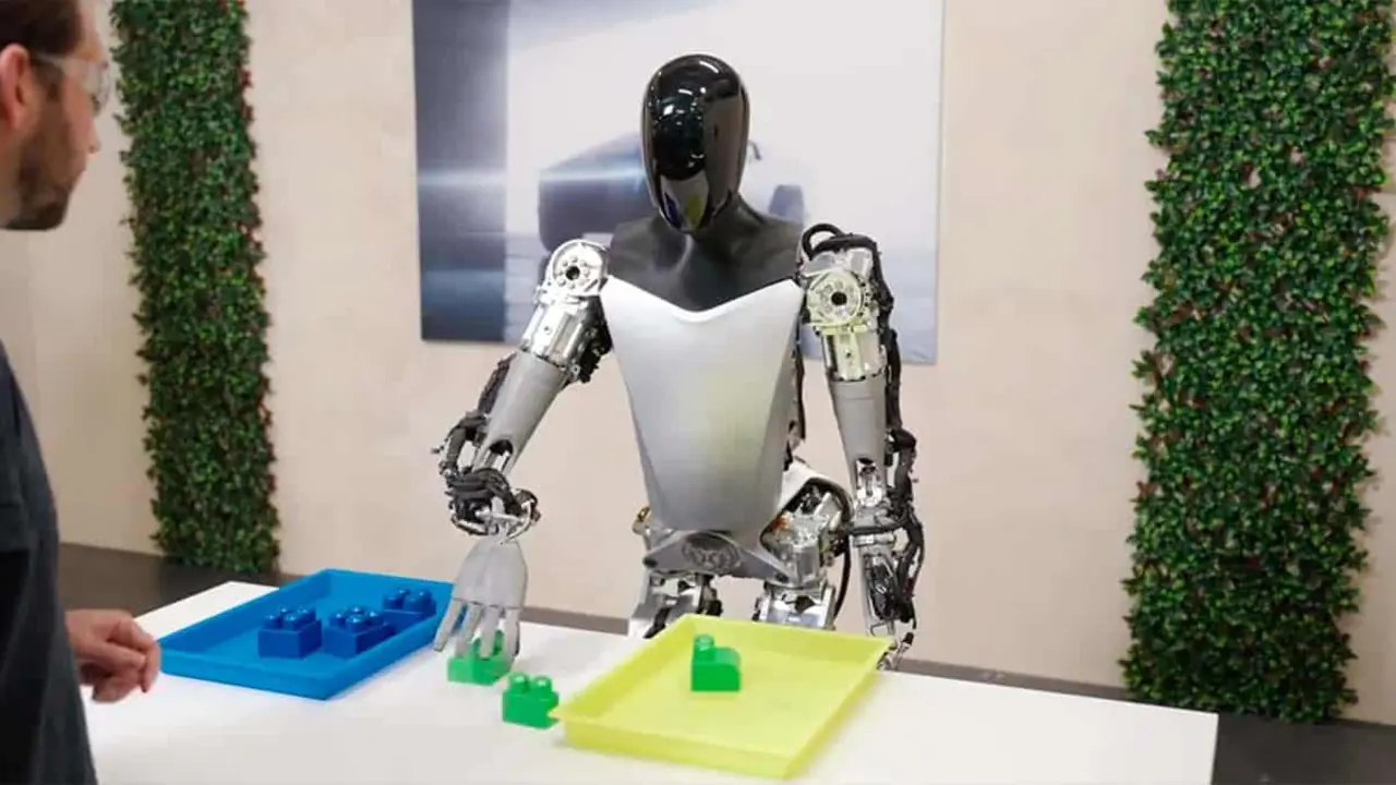 Foto de Tesla Optimus cogiendo objetos