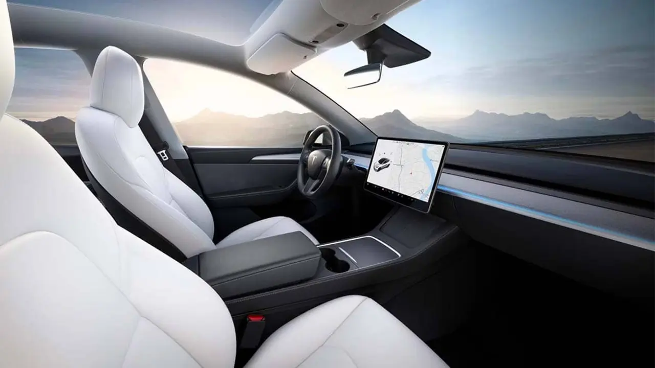 Nuevo interior del Tesla Model Y con tira de led