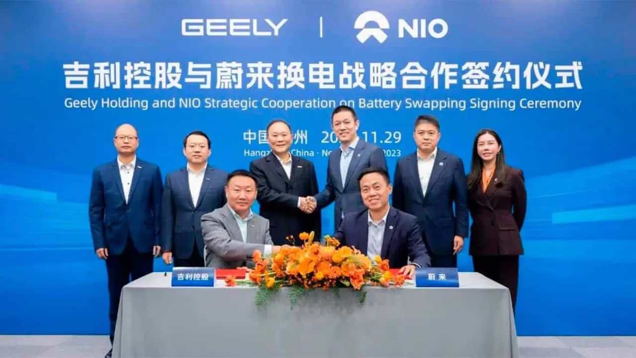 NIO y Geely firmando un acuerdo de colaboraci&oacute;n
