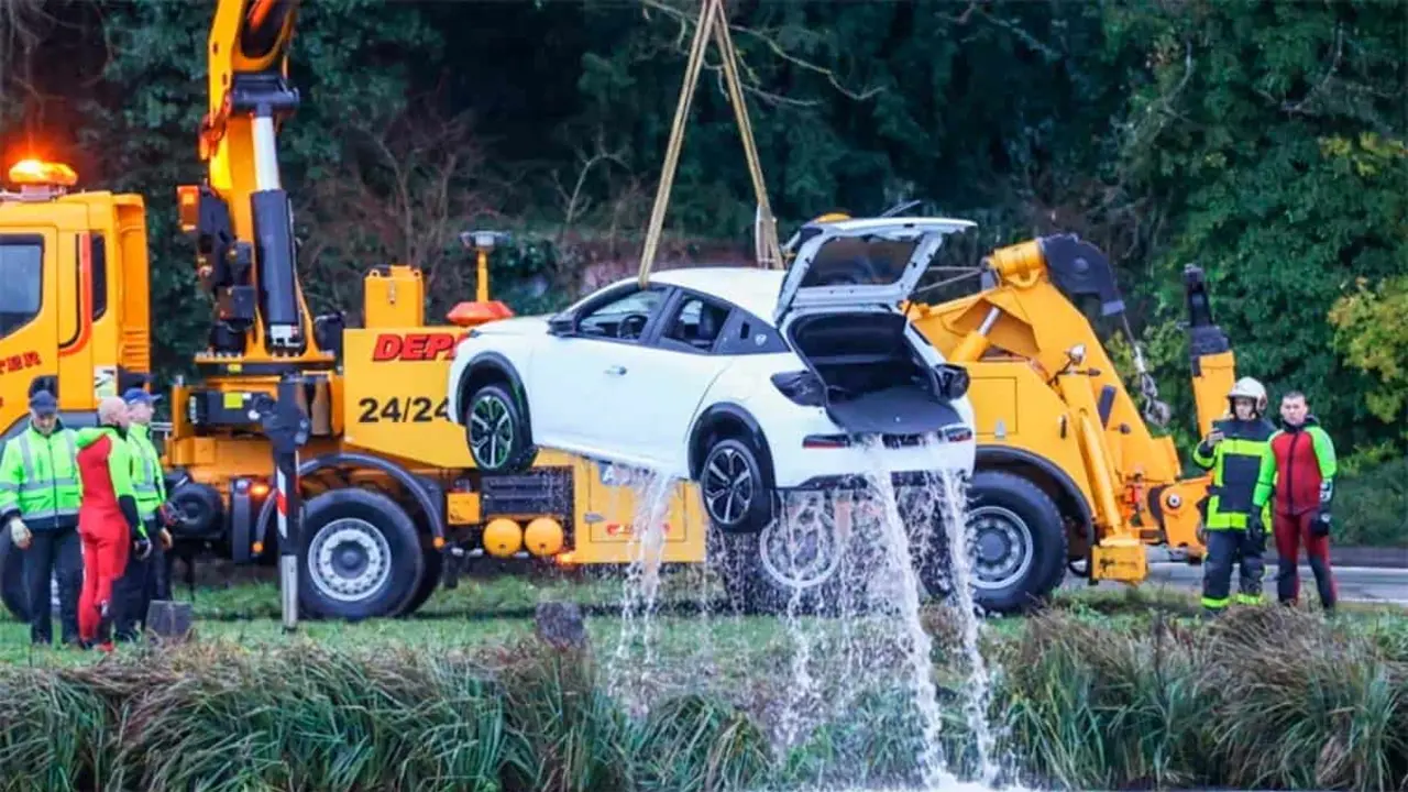 Lancia Ypsilon en el agua