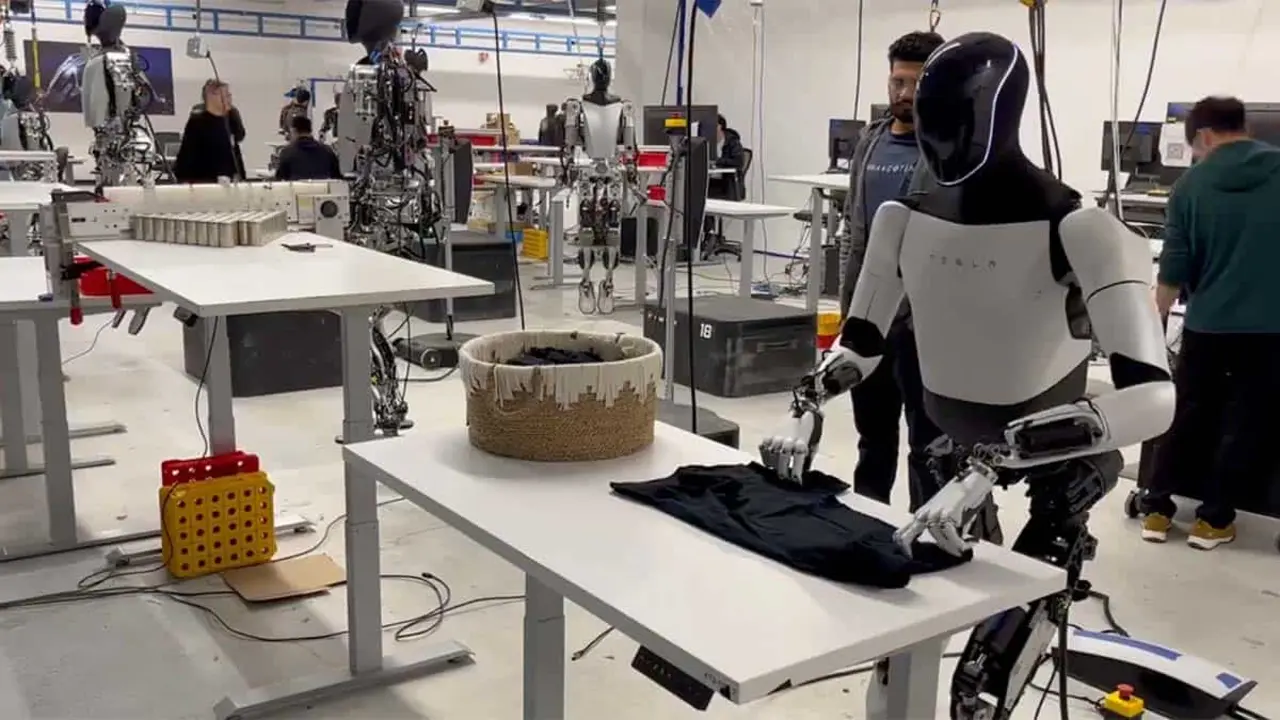 Tesla Optimus doblando camisetas