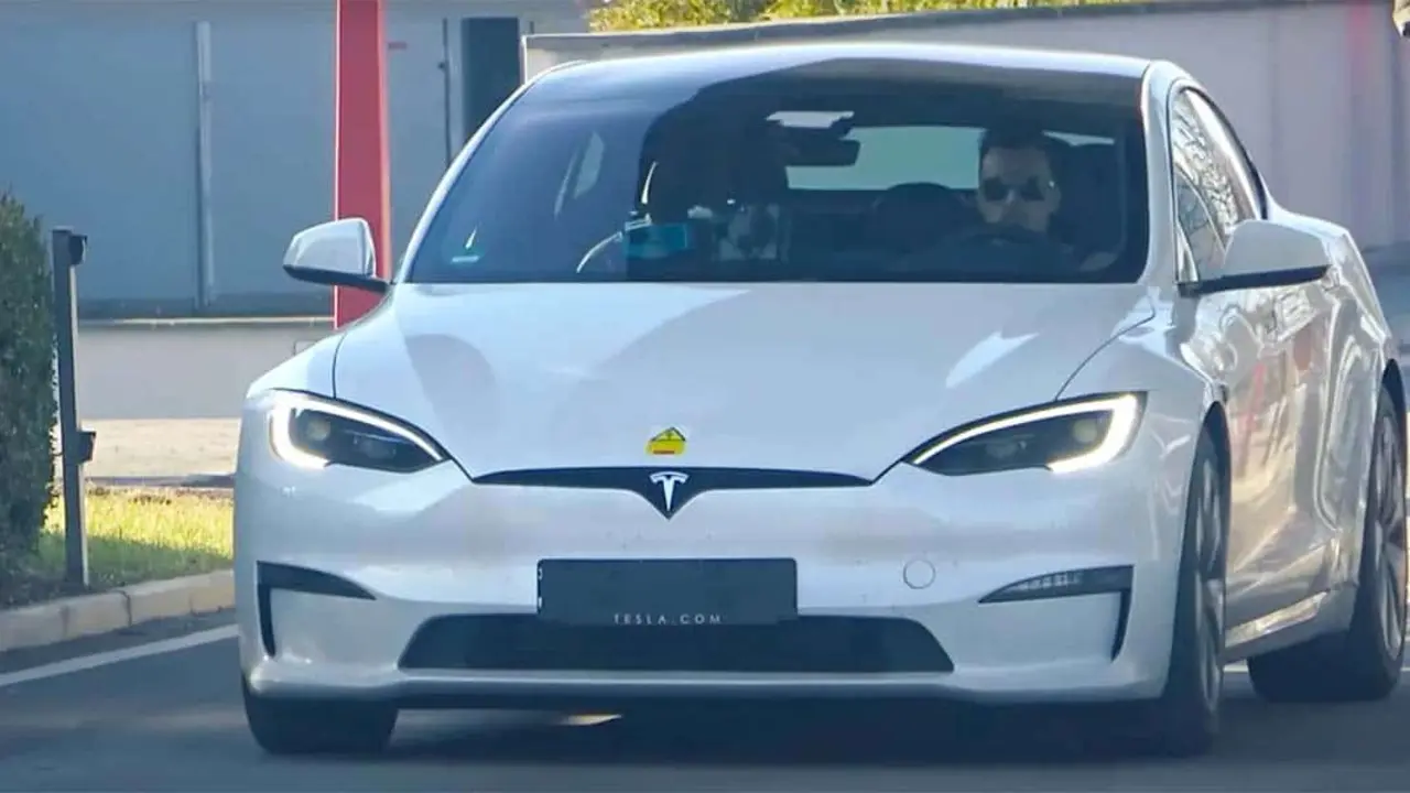 Ferrari probando un Tesla Model S Plaid