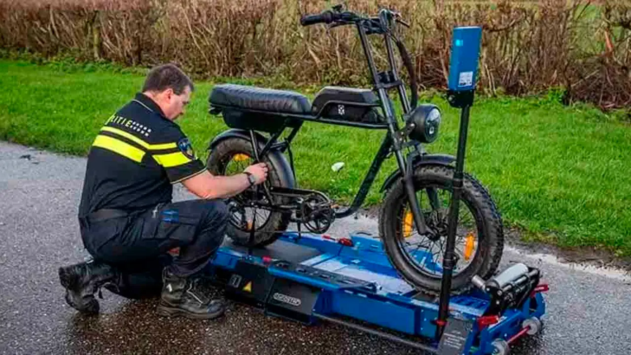 Policia-holandesa-comprobacion-bicicleta-electrica