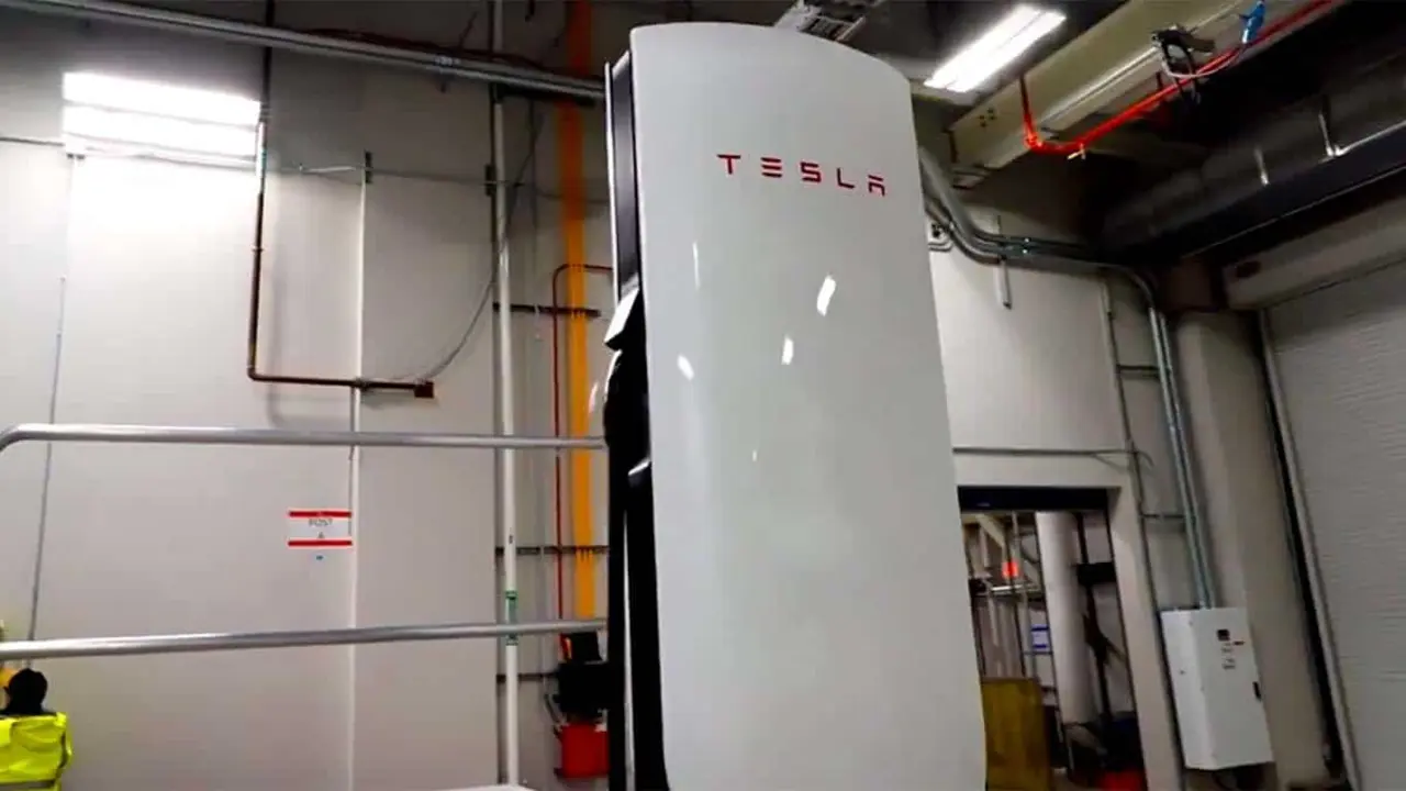 Tesla Supercharger V4 - sistema montaje prefabricado