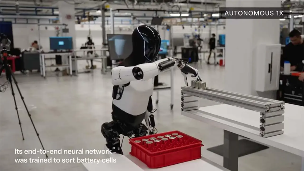 Tesla Optimus trabajando recogiendo celdas bater&iacute;as