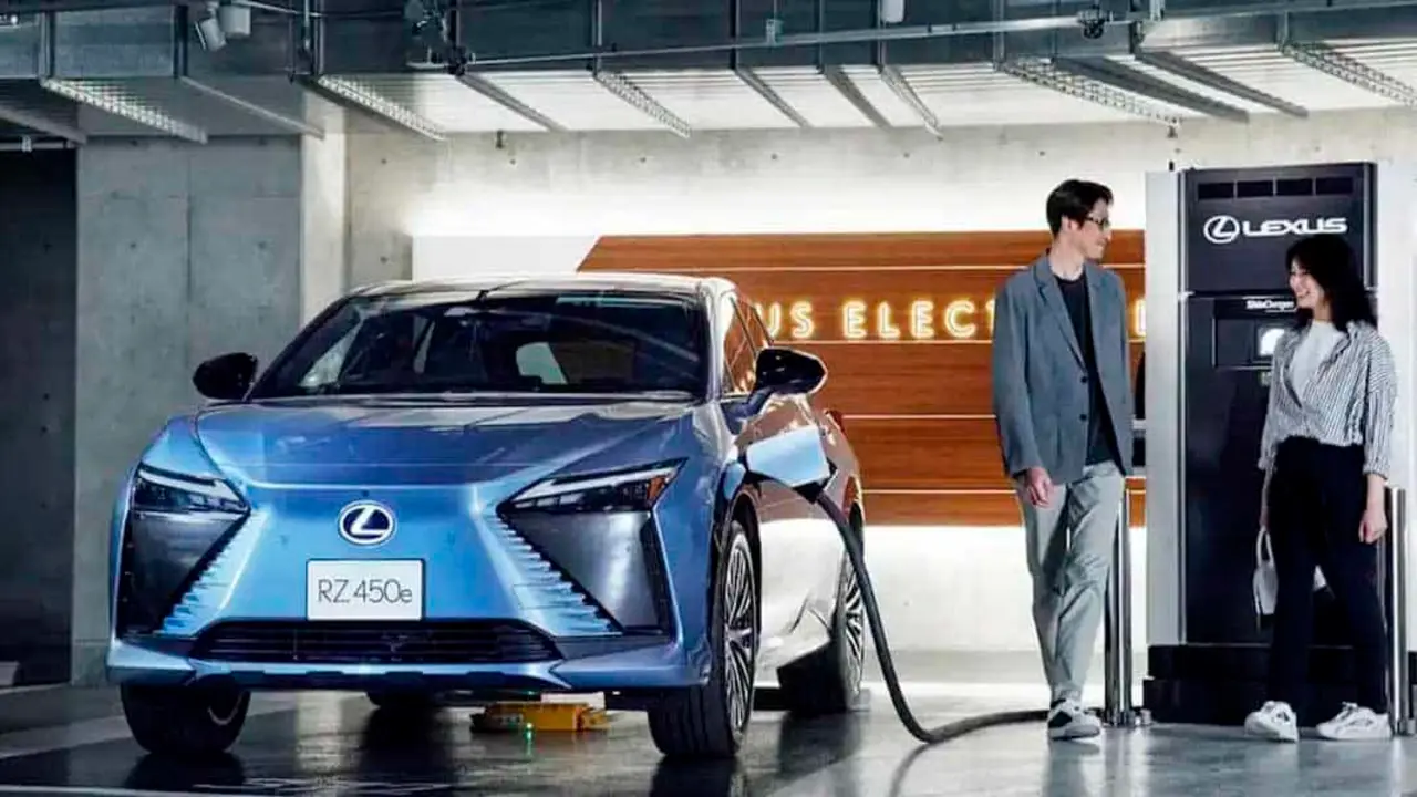Estacion-carga-Lexus_RZ-450e-cargando