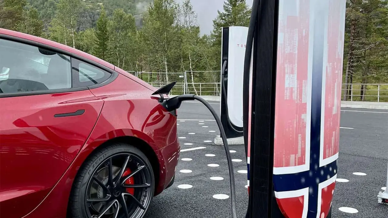 Tesla Supercharger edici&oacute;n especial Noruega