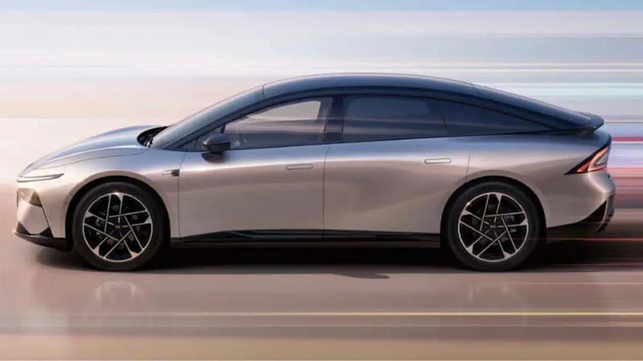 Xpeng P7 lateral