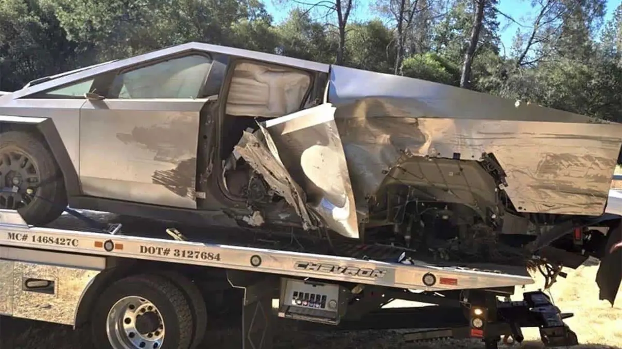 Foto de una Tesla Cybertruck accidentado