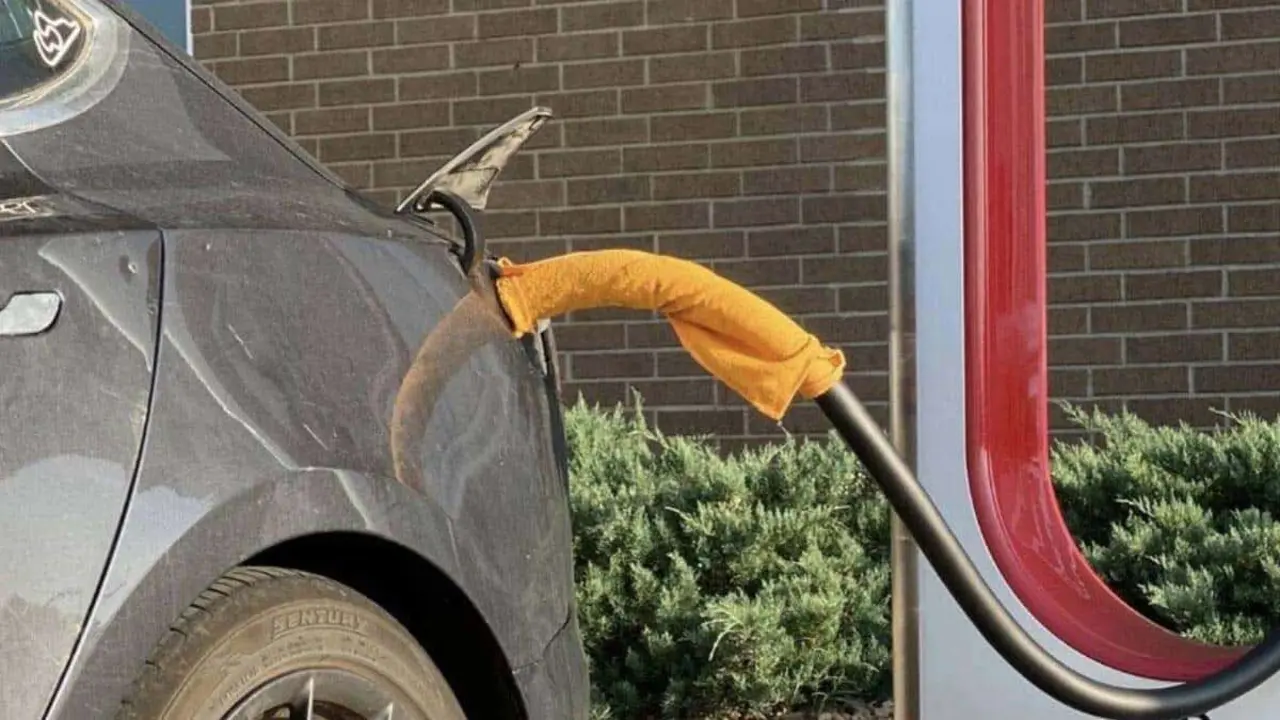 Toalla h&uacute;meda en el puerto de carga en los Superchargers (Truco)