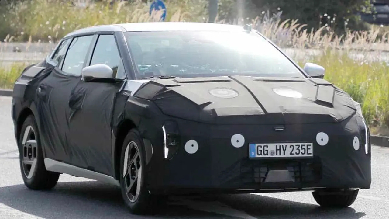 KIA-EV4_camuflaje-pruebas-Europa