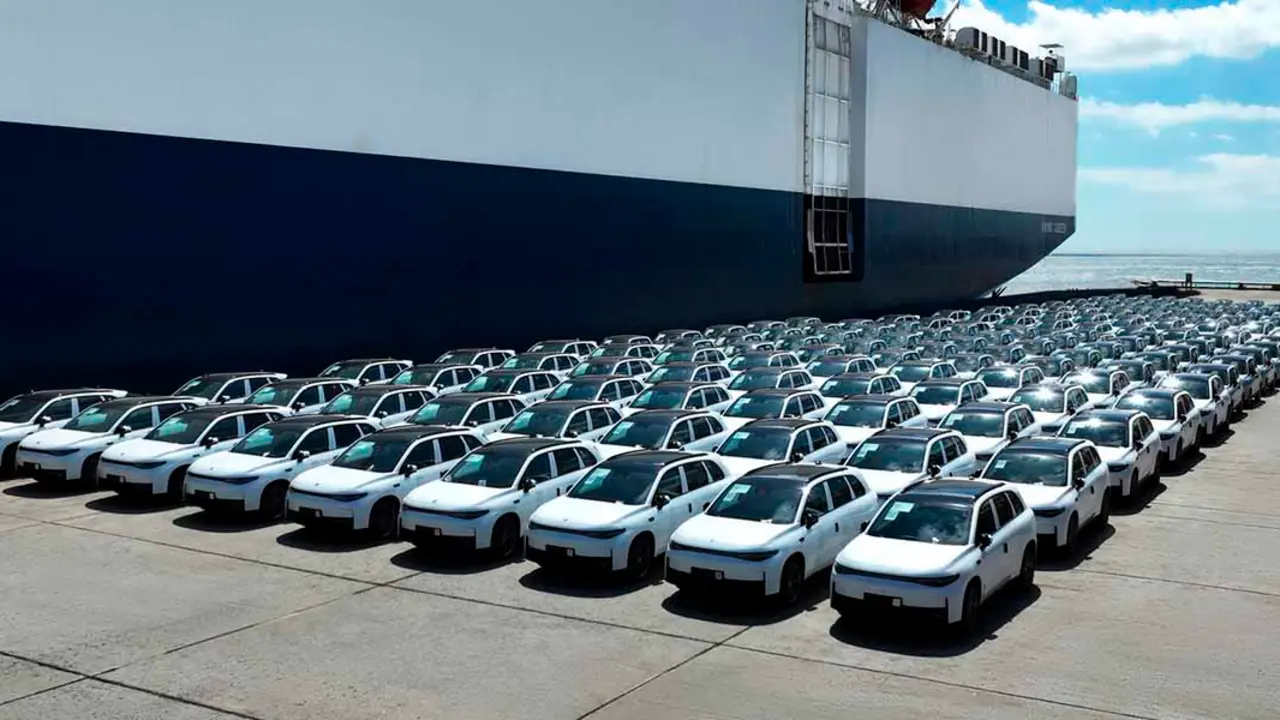 Primer-envio-vehiculos-electricos-Leapmotor-Europa_empresa-conjunta-Stellantis