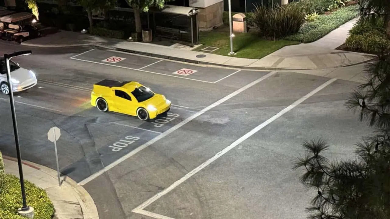 Primera imagen del Tesla Robotaxi. con camuflaje
