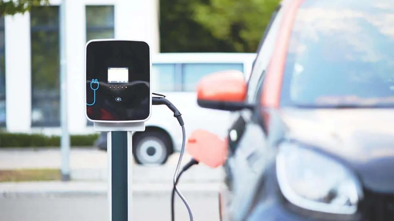 Coche el&eacute;ctrico cargando