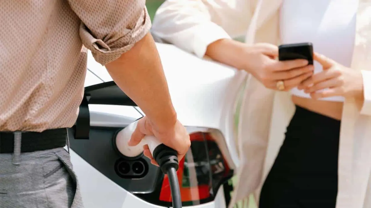 Coche el&eacute;ctrico cargando