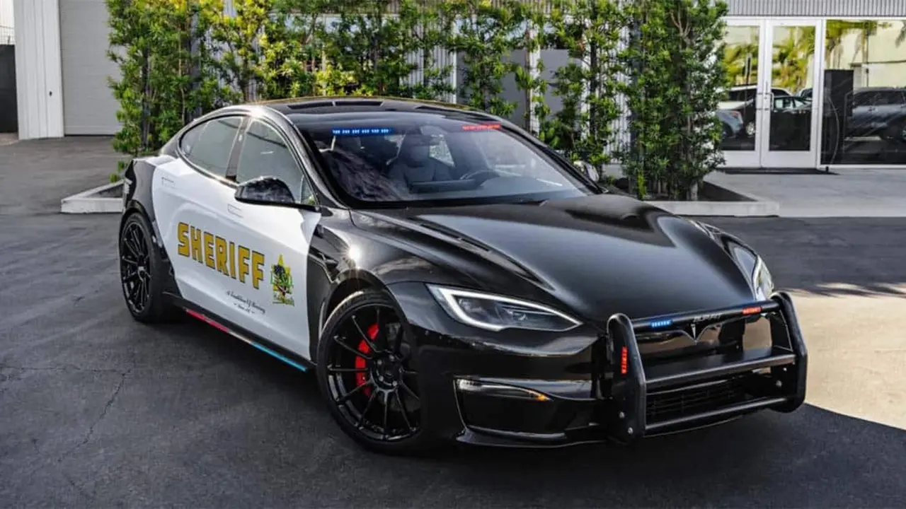Tesla Model S Plaid - coche adaptado para polic&iacute;a