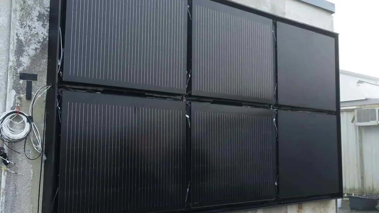 Fachada con paneles solares integrados