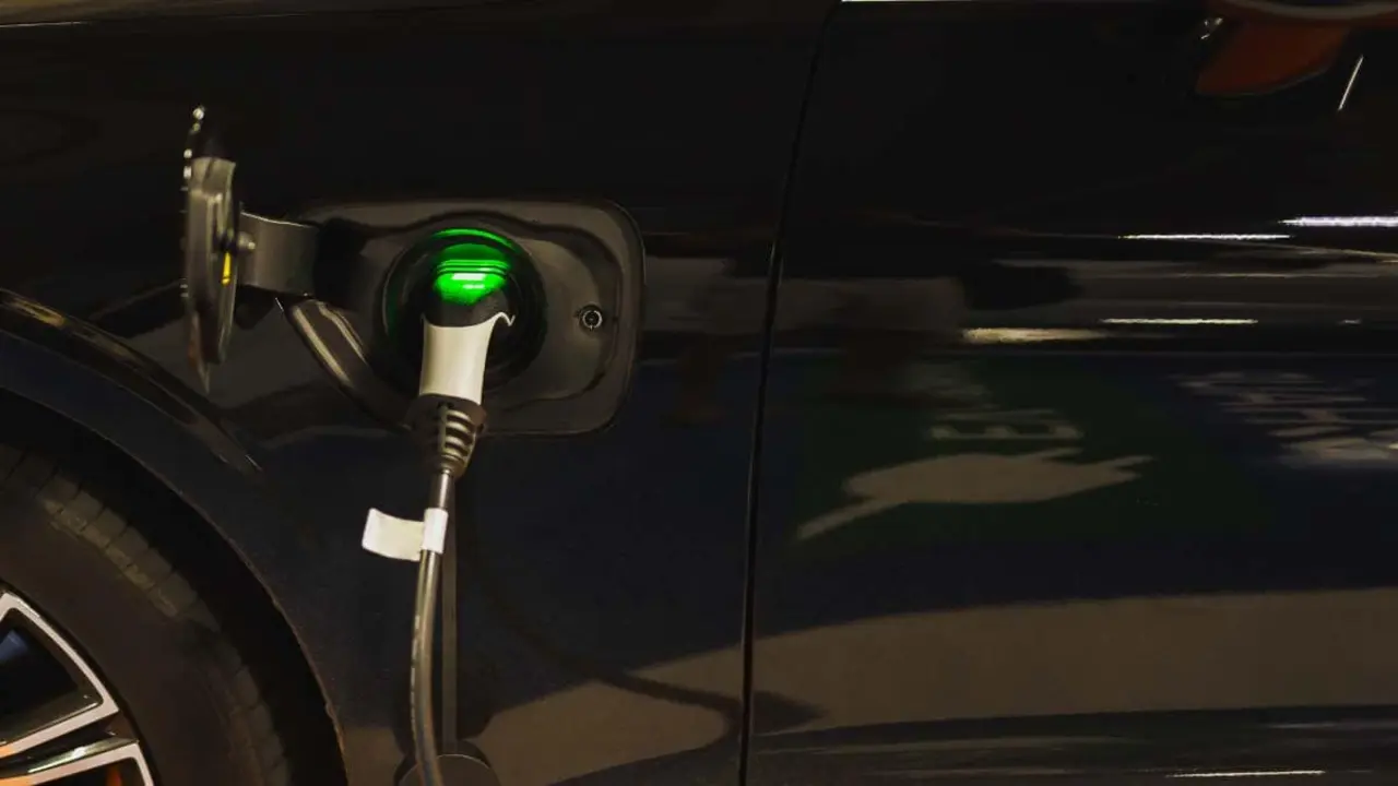 coche el&eacute;ctrico cargando