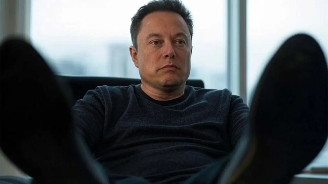 Elon Musk despacho pensativo