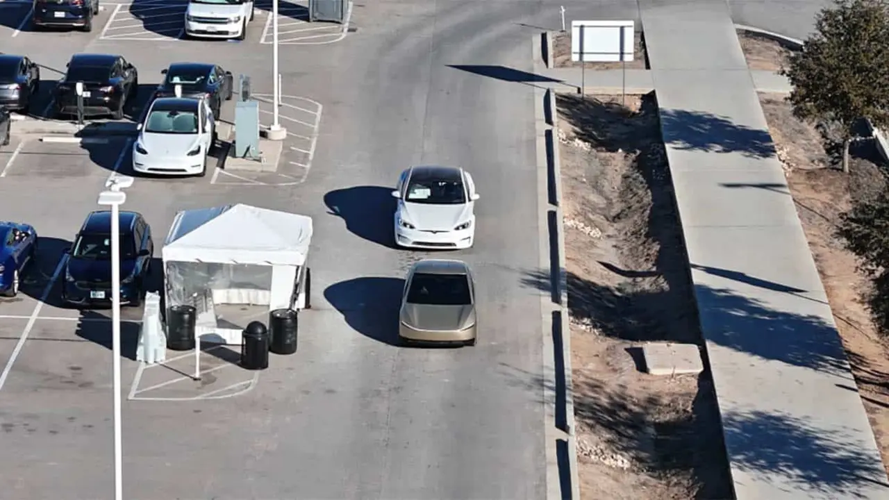 Tesla Robotaxi con volante