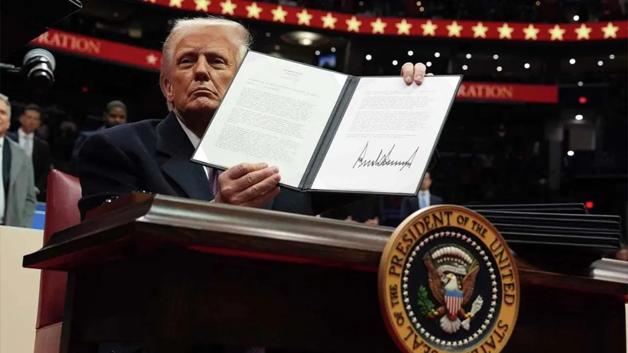Donald Trump firmando documentos tras ser presidente