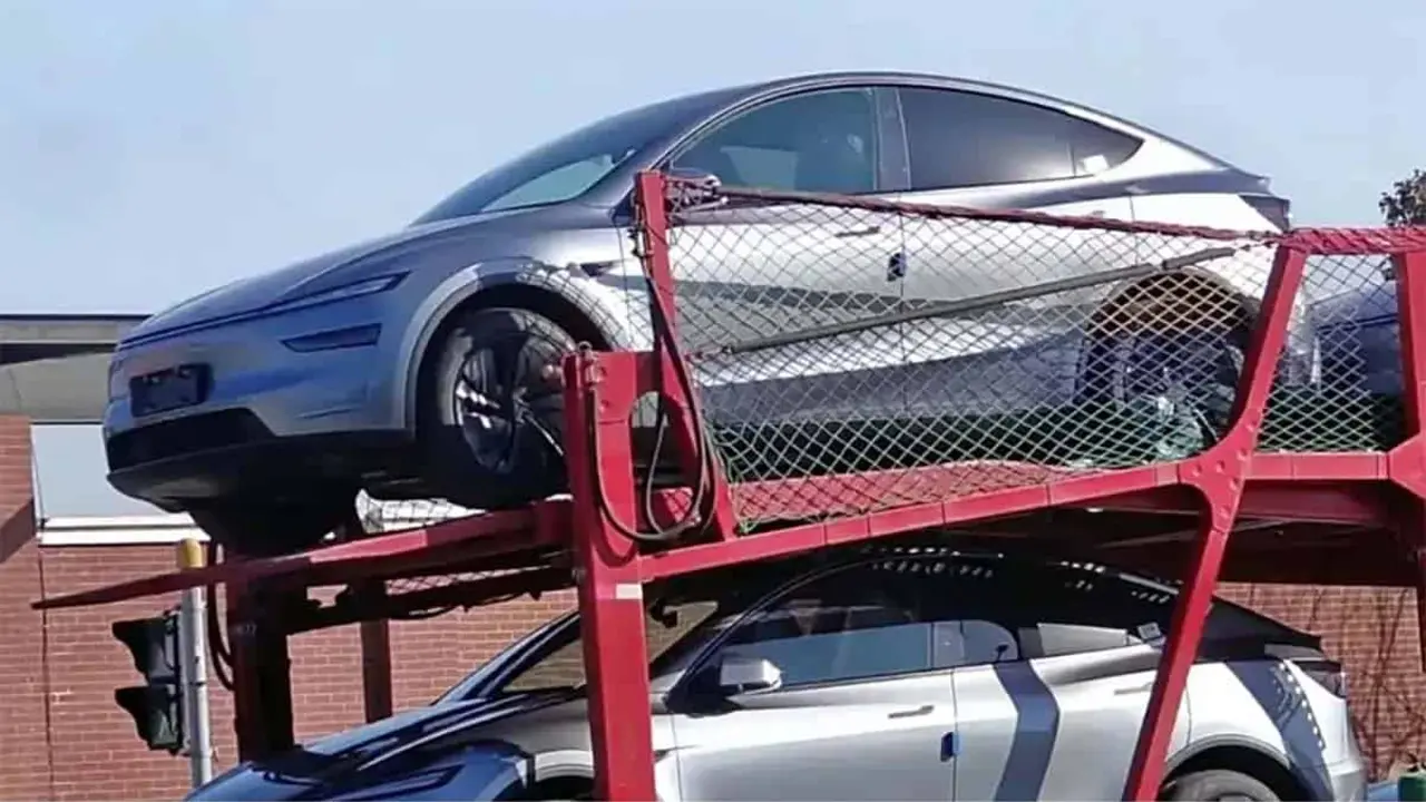 nuevo Tesla Model Y siendo transportado en un cami&oacute;n