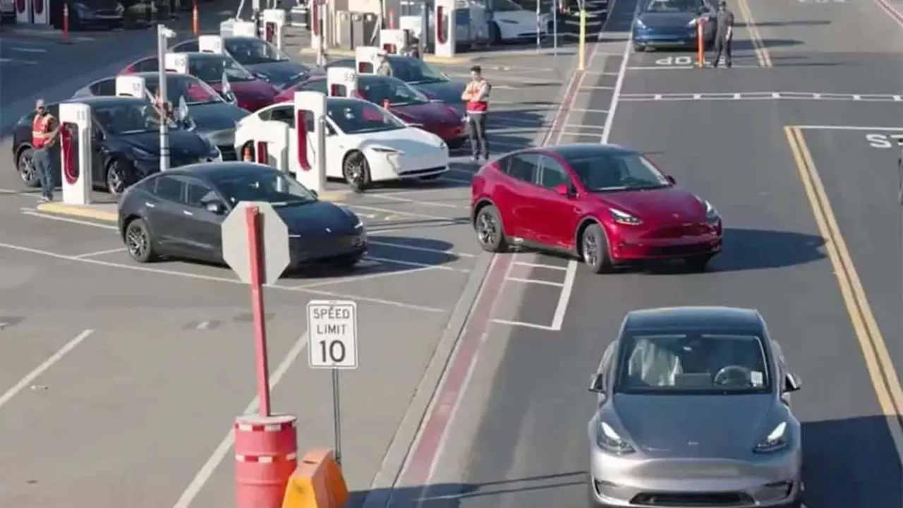 Tesla FSD salida de f&aacute;brica