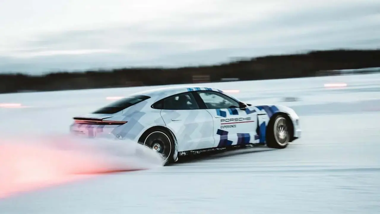 Porsche Taycan haciendo drift en la nieve