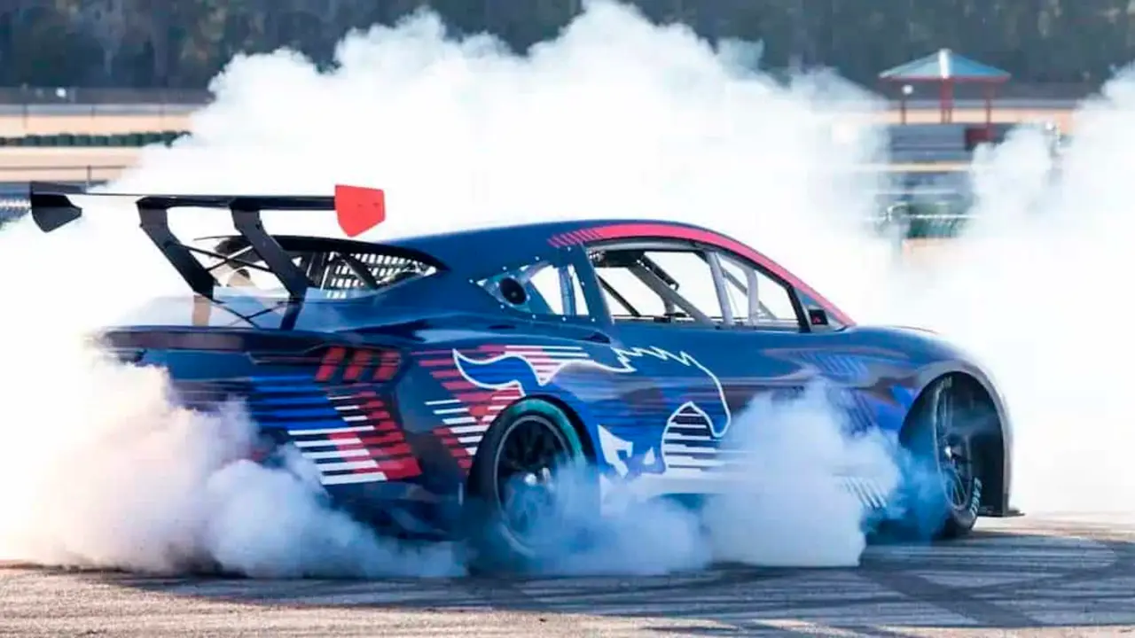 Ford-Mach-E-NASCAR-EV_t