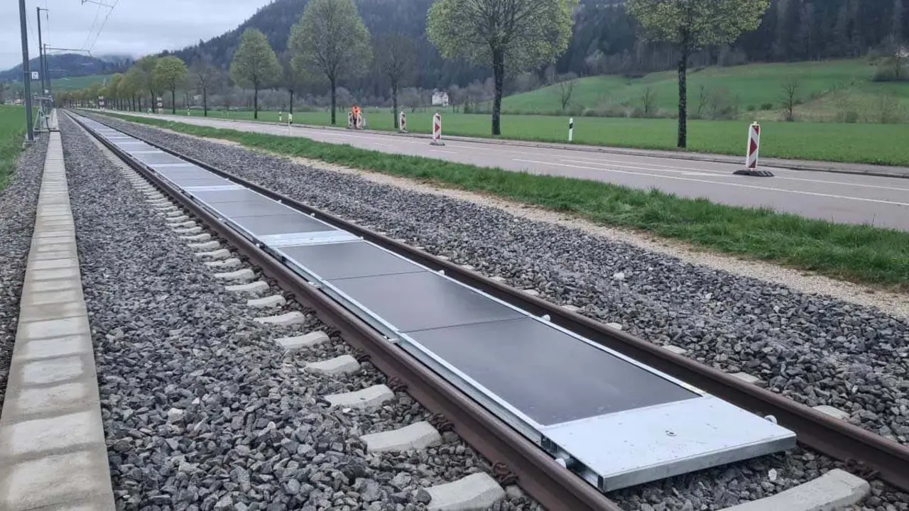 Paneles solares instalado en v&iacute;as de tren