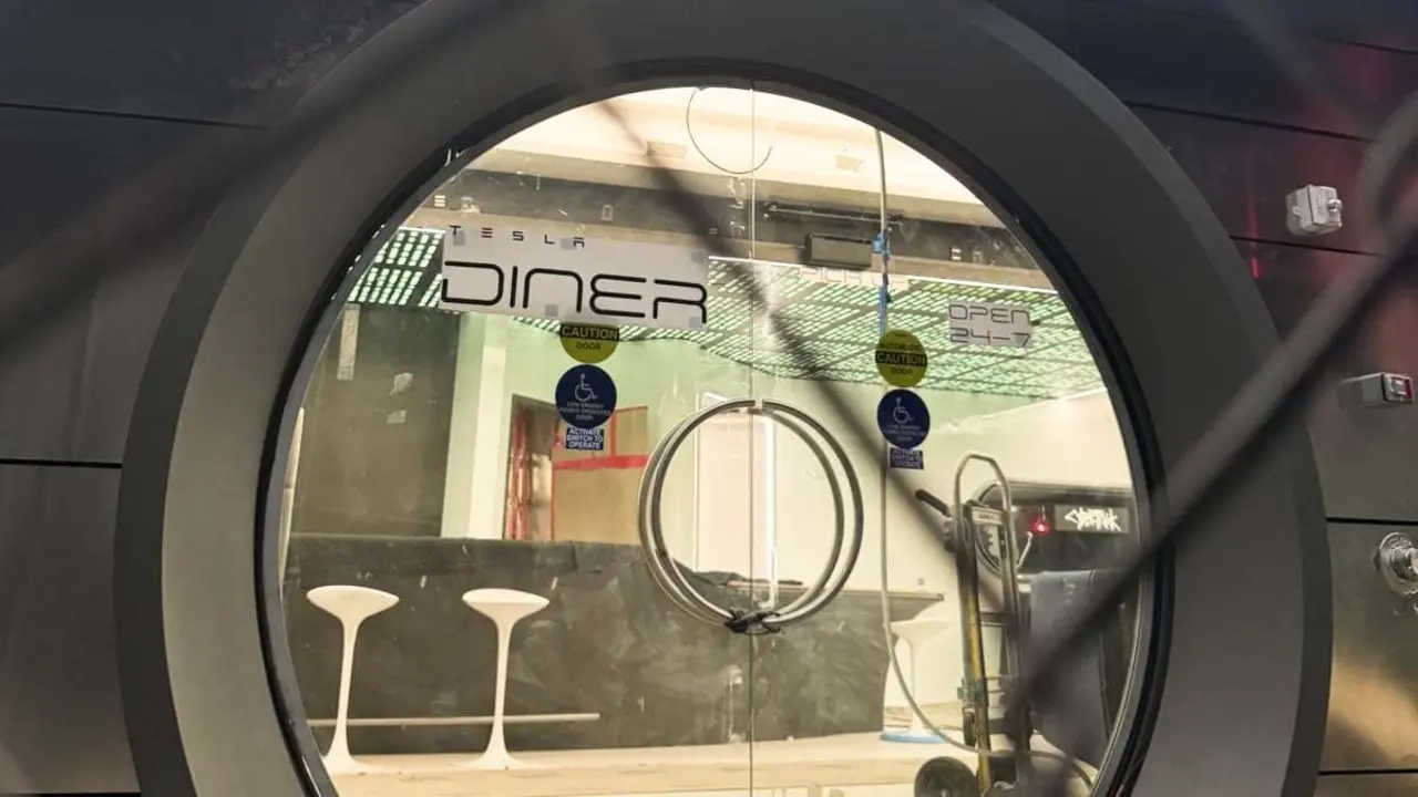 Puerta acceso Tesla Hollywood Diner