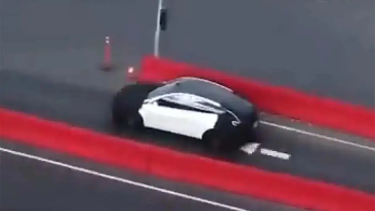 Tesla Model Y compacto en pista de pruebas Fremont