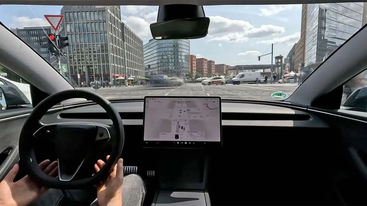 Tesla full Self-Driving de pruebas en Berl&iacute;n (Alemania)
