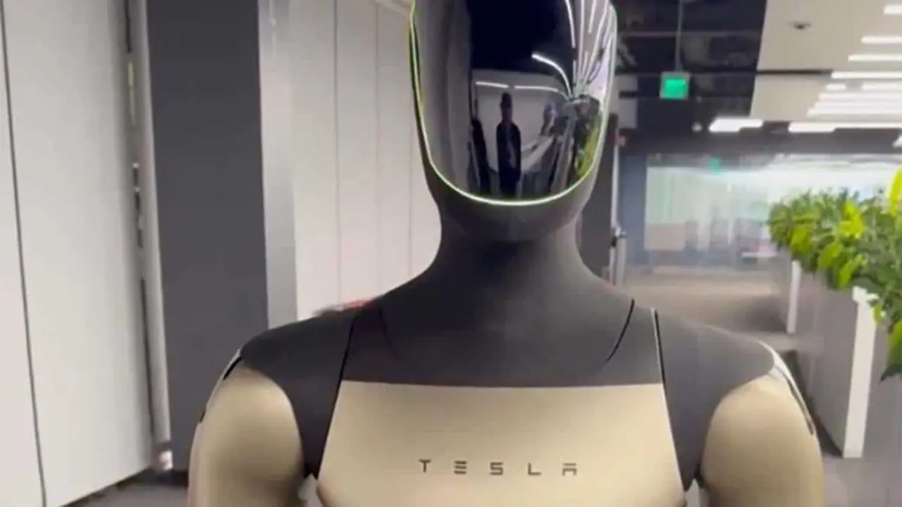 Tesla Optimus, nuevo prototipo dorado