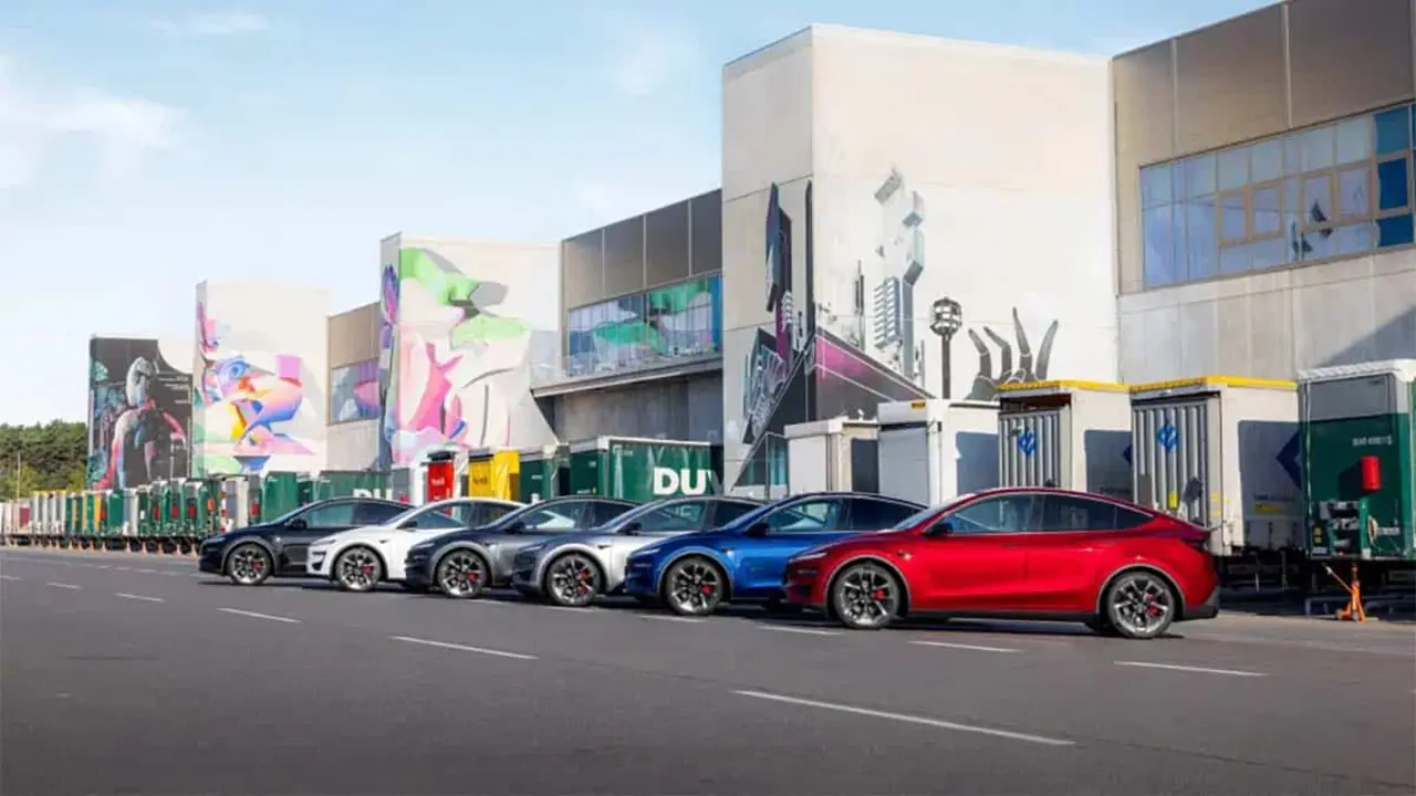 Varios Tesla Model Y de distintos colores en la f&aacute;brica de Alemania